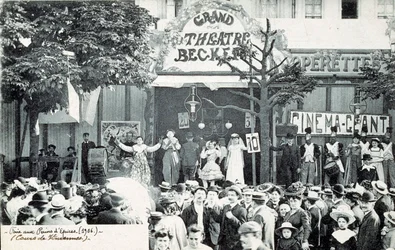 Spectacle de cirque devant le Grand Théâtre Becker à Paris en 1906 (photo)
