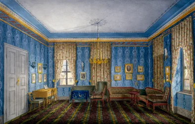 Salle de jour avec papier peint bleu et guirlandes