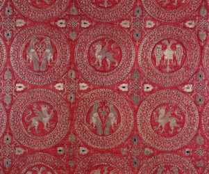 Détail de tissu de costume ecclésiastique en soie violette de Chypre représentant des animaux fantastiques (habit religieux en soie violette de Chypre avec des animaux fantastiques) 13ème siècle Museo della Cattedrale Anagni, Italie
