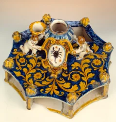 Écritoire en huit sections en majolique (maiolica) en bleu foncé, jaune et vert pâle