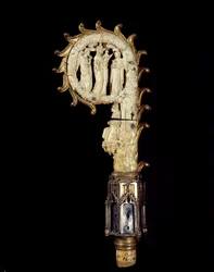 Évêque en cuivre, métal doré et ivoire représentant la Vierge entre deux anges. Vers 1300. Paris, musée national du Moyen Âge, thermes de Cluny