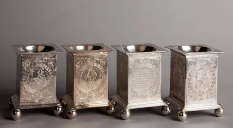 Quatre salières : De gauche à droite : 1636 (inv AG 0024)