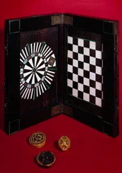 Boîte de jeu en noyer, ivoire et ébène. Fin du XVe siècle Paris, Musée national du Moyen Âge, Thermes de Cluny
