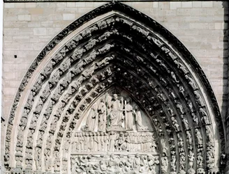 Art gothique : détail du portail central de la cathédrale Notre-Dame de Paris