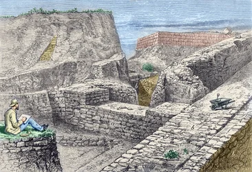 Heinrich Schliemann prenant des dessins des murs de Troie (Hissarlik) lors des fouilles