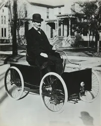 Henri Ford conduisant sa première voiture à essence dans les rues de Détroit en 1896