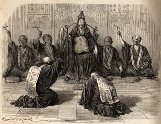 Grand prêtre bouddhiste adoré, entouré de ses disciples rythmant le rituel avec gong et cymbales. Gravure pour illustrer le voyage au Japon en 1863-1864, par Aimé Humbert, ministre de la Confédération suisse, dans « Le tour du monde, nouveau journal des vo