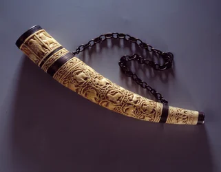 Ivoire Olivier monté sur argent. 1050-1100. Paris, Musée du Louvre