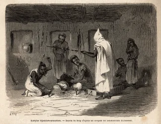 Artisans kabyles réputés pour leur habileté à fabriquer des bijoux et des armes (et autrefois de la fausse monnaie) dans la région de Djura (Algérie). Gravure pour illustrer l