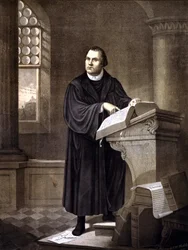 Martin Luther (1483 - 1546) lisant dans une église.