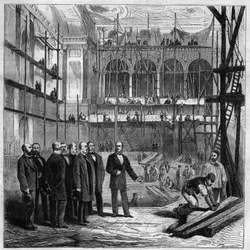 Des membres du comité permanent visitant les travaux de la nouvelle salle de l