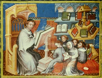 École monastique du couvent des ermites de Saint-Augustin à Paris : un moine sur une chaire lit une leçon avec des adolescents tonsurés mais aussi avec des laïcs. À droite, une roue de livre. Miniature dans la "bible historiale" de Pierre Comestor