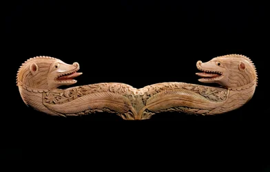 Art oriental : tau de houlette avec têtes d