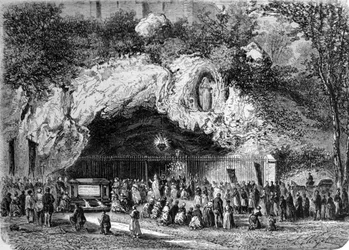 Pèlerins devant la grotte miraculeuse de Lourdes dans les Hautes-Pyrénées où la Vierge est apparue à Bernadette Soubirous (1844-1879) en 1858, lieu de pèlerinage actuel. Gravure du XIXe siècle