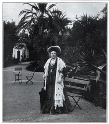 Portrait de Madame Juliette Adam (née Lambert) (1836-1936), écrivaine, polémiste et féministe française à Nice en 1905