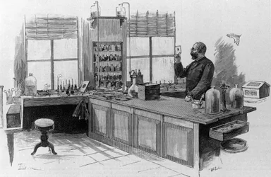 Portrait du médecin allemand Robert Koch (1843-1910) dans son laboratoire