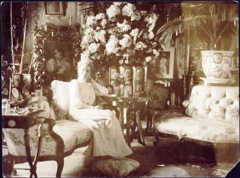 La princesse Zinaida Yusupova dans le salon familial du palais Yusupov à Saint-Pétersbourg