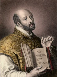 Saint Ignace de Loyola (1491-1556), théologien espagnol, tenant un livre portant la devise latine de la Compagnie de Jésus « Ad maiorem Dei gloriam » (« Pour la plus grande gloire de Dieu ») - Portrait d