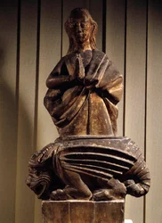 Sainte Marguerite victorieuse du démon. Sculpture en pierre du 15ème siècle. Musée Vivenel, Compiègne