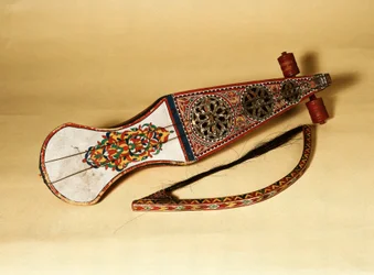Instrument à cordes ; rabab (rubab, robab, rebab, rubob, rawap). Originaire d