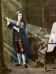 Le physicien anglais Isaac Newton (1642-1727) décomposant la lumière avec un prisme de verre. Gravure de 1880.