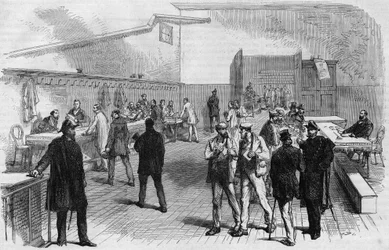 Les élections à Paris en 1869 : distribution des cartes électorales à la mairie de Montmartre. Gravure de 1869