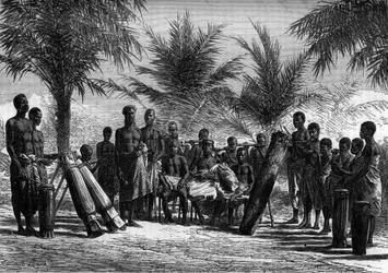 Le roi de Grand-Bassam entouré de sa cour. Côte d