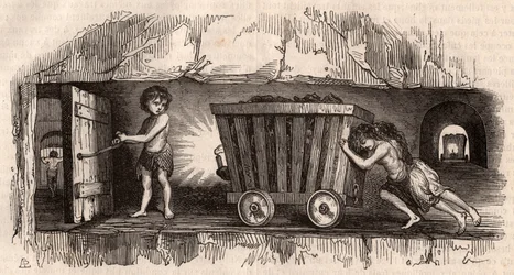 Deux enfants poussant un chariot dans une mine de charbon anglaise, un troisième, le Trapper, ouvre une porte