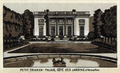 Vue du Petit Trianon dans les jardins de Versailles.