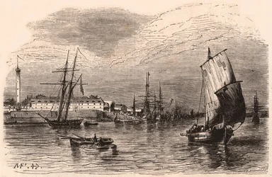 Vue du port de Lorient, Morbihan, Bretagne, France : voiliers et bateau au premier plan, bâtiments du port et phare en arrière-plan
