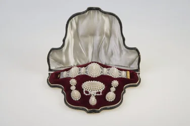 Ensemble de bracelet, broche et boucles d