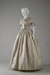 Robe de mariée (vue oblique de face)