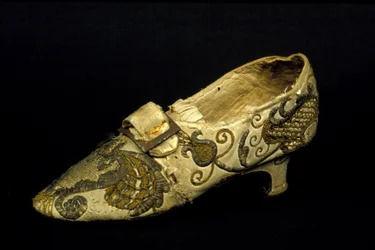 Modèle de chaussures pour femmes (escarpins) avec talon