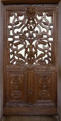 Porte en bois sculpté avec squelette