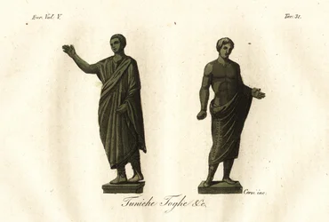 Statues étrusques antiques montrant des hommes portant la toge, la tunique, les calzari (chaussures), etc.
