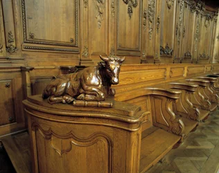 Architecture baroque : stalle en bois représentant un bœuf, attribut de l