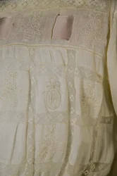 Chemise de nuit de Bertha Palmer, vers 1880 (vue de détail), coton blanc, dentelle, broderie et ruban de soie