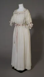 Chemise de nuit de Bertha Palmer, vers 1880 (vue oblique de face), coton blanc, dentelle, broderie et ruban de soie