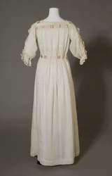 Chemise de nuit de Bertha Palmer, vers 1880, coton blanc, dentelle, broderie et ruban de soie