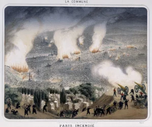 Commune de Paris : incendie de Paris. Les communards tirant des canons vers Paris. 1871.