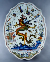 Plat en faïence décoré d