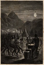 Cérémonie funéraire chez les Lakutas (tribu de la région du Haut-Nil), tambours et danses rituelles au clair de lune. Illustration du voyage au lac Albert, 1861-1864, de Sir Samuel White Baker, dans « Le tour du monde, nouveau journal des voyages »