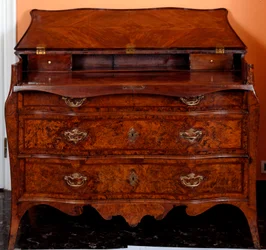 Mobilier: commode en bois de cèdre. Collection privée