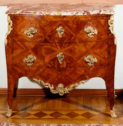 Mobilier: petite commode en bois de cèdre. Collection privée