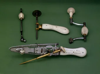 Instruments de chirurgie du XVIIIe siècle. Chaniere Hein. Coll. Part.