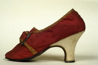 Modèle de chaussures (escarpins) rouges à talon pour femmes du XVIIIe siècle. Museo del Castello, Milan