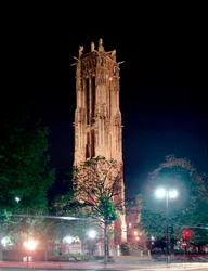Vue nocturne de la tour Saint-Jacques à Paris