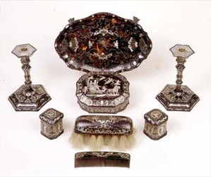 Ensemble de coiffeuse en écaille de tortue piquée, vers 1740