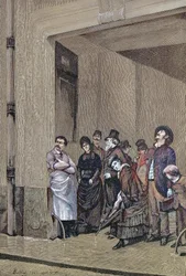 Temps pluvieux, des gens sous un toit attendant que la pluie cesse