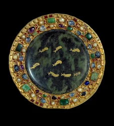 Objet religieux : patène en serpentine datant du 1er siècle av. J.-C. ou du Bas-Empire romain et monture en or incrustée de perles et de pierres précieuses datant de l